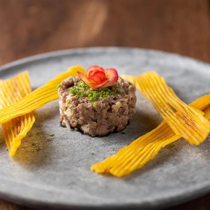 Tartar de Carne Soleada com Chips de Banana da Terra